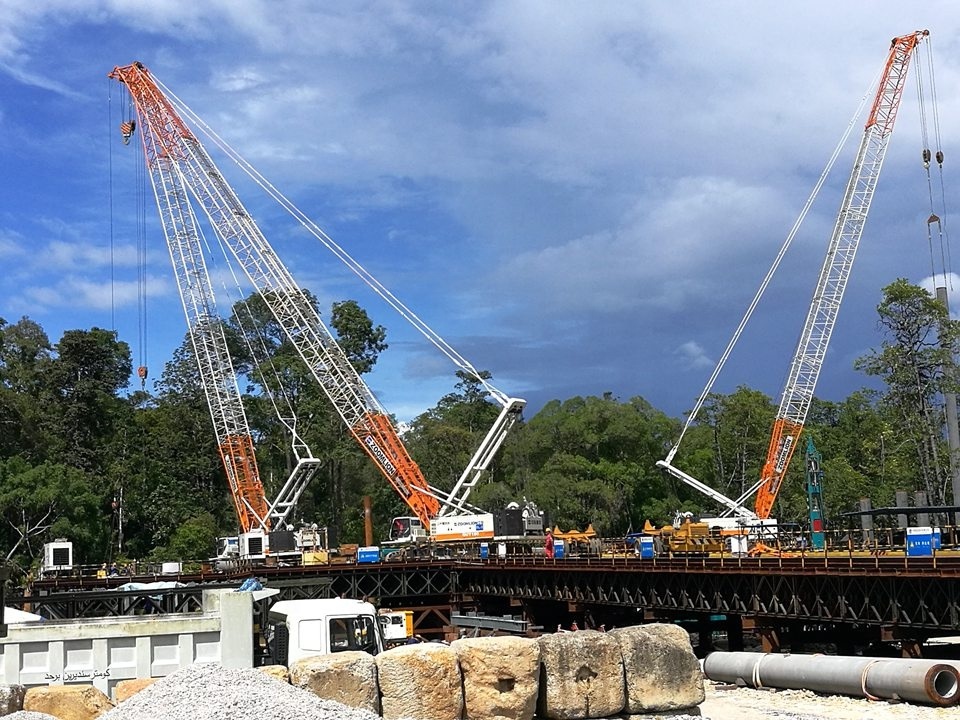 China 
                130t Zcc1300 Zoomlion nieuwe hydraulische kraan met rupsbanden
             leverancier