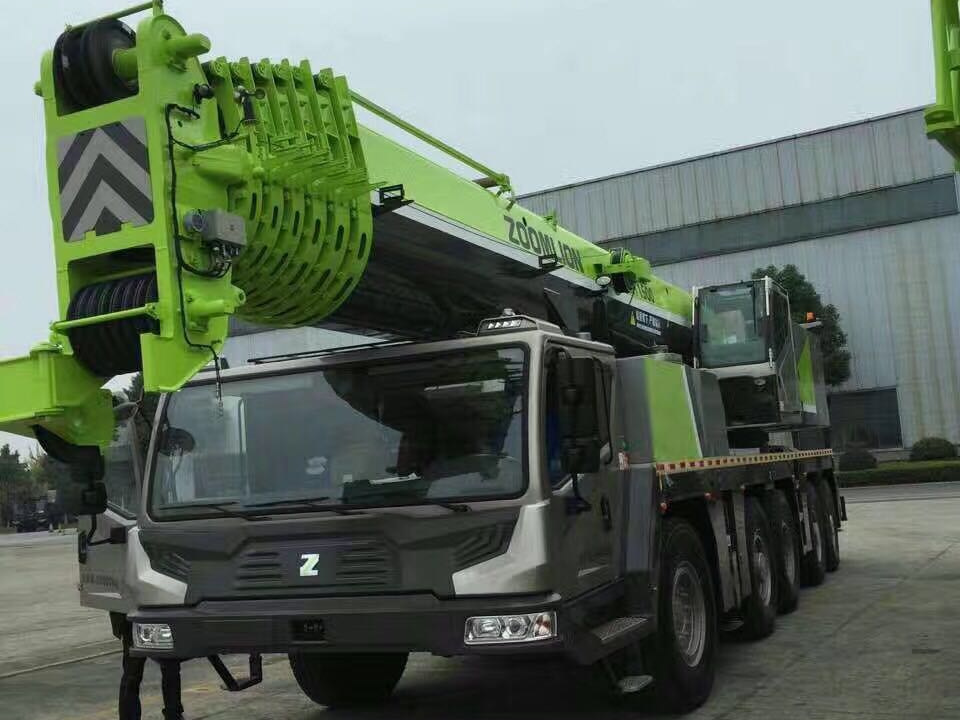 
                Equipamento de elevação da China Zoomlion de 30 toneladas Pick up Crane Truck Crane Ztc300V532
            