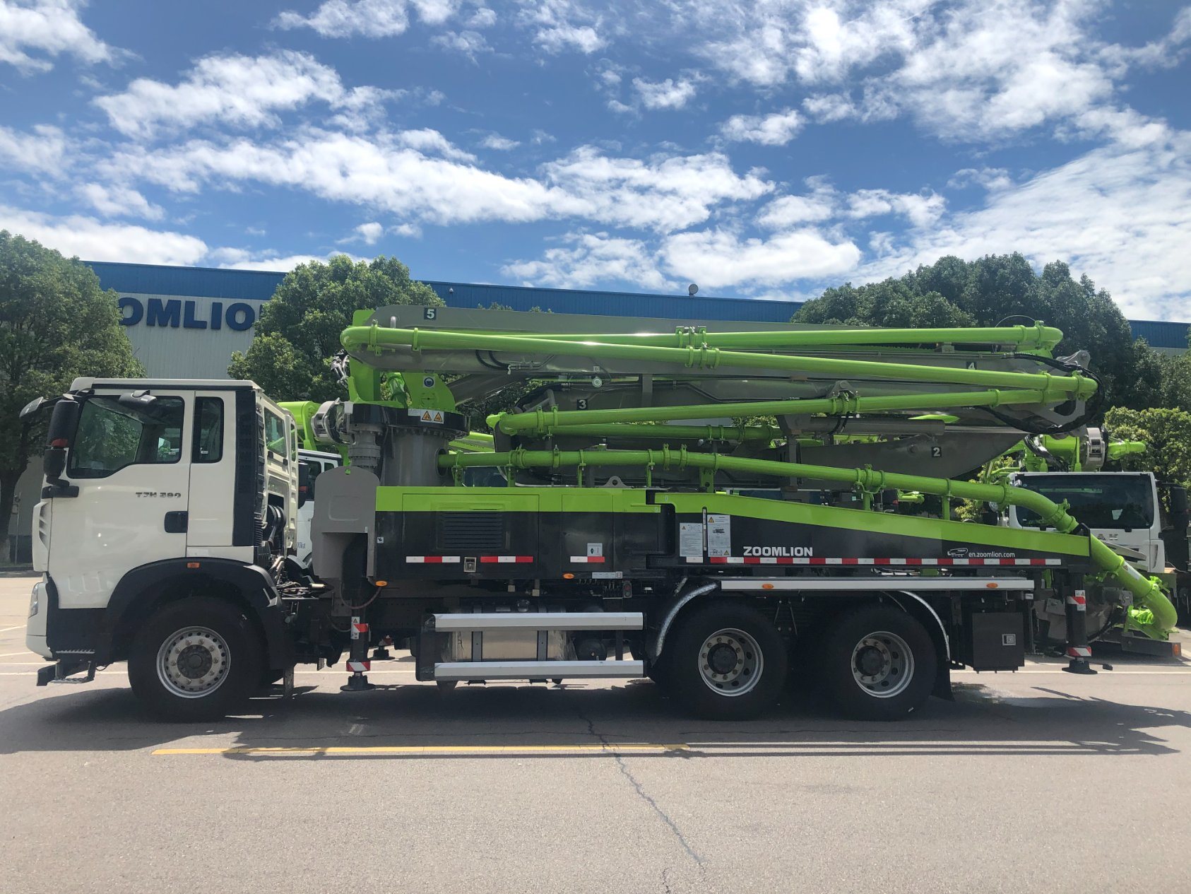 38X-5rz-3 10 Wheels 38m Height Truck-Mounted Concrete Pump