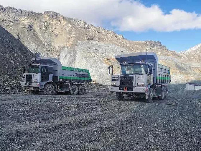 
                60 Ton Mining Caminhões de Despejo Skt90s com Corpo Largo
            
