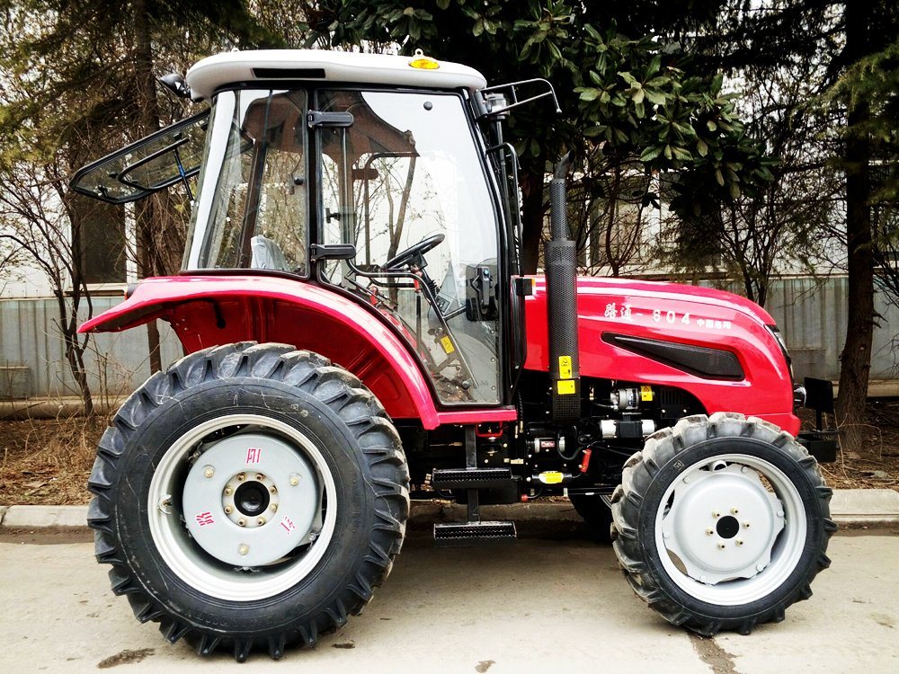 China Farm Machinery Lutong Yto 4WD 60HP Agriculture Tractor with Different Attachments Lt604b