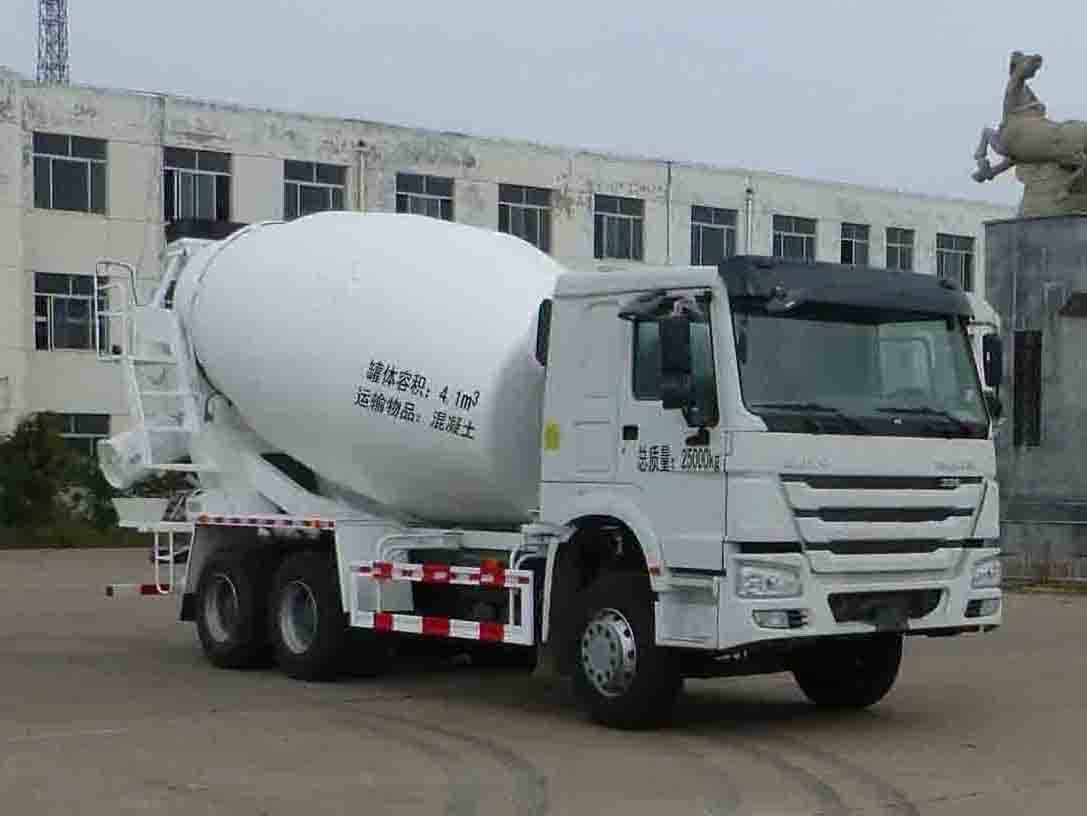 
                Mezcla de concreto camión para HOWO 6*4 4 metros cúbicos de la bomba de concreto China
            
