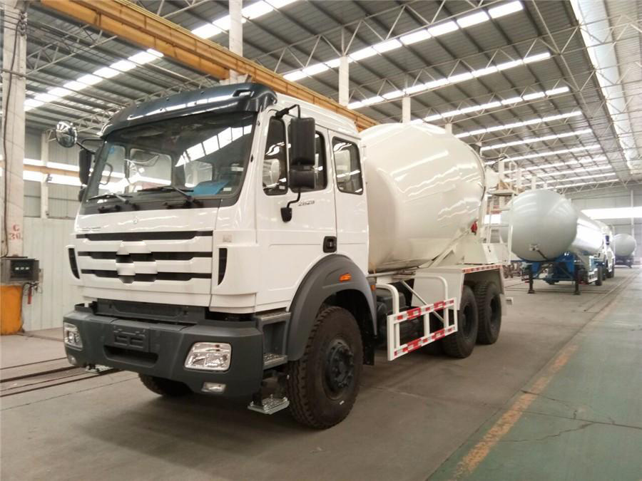 
                HOWO 16 kubieke meter 371HP 8X4 betonnen vrachtwagenmenger
            