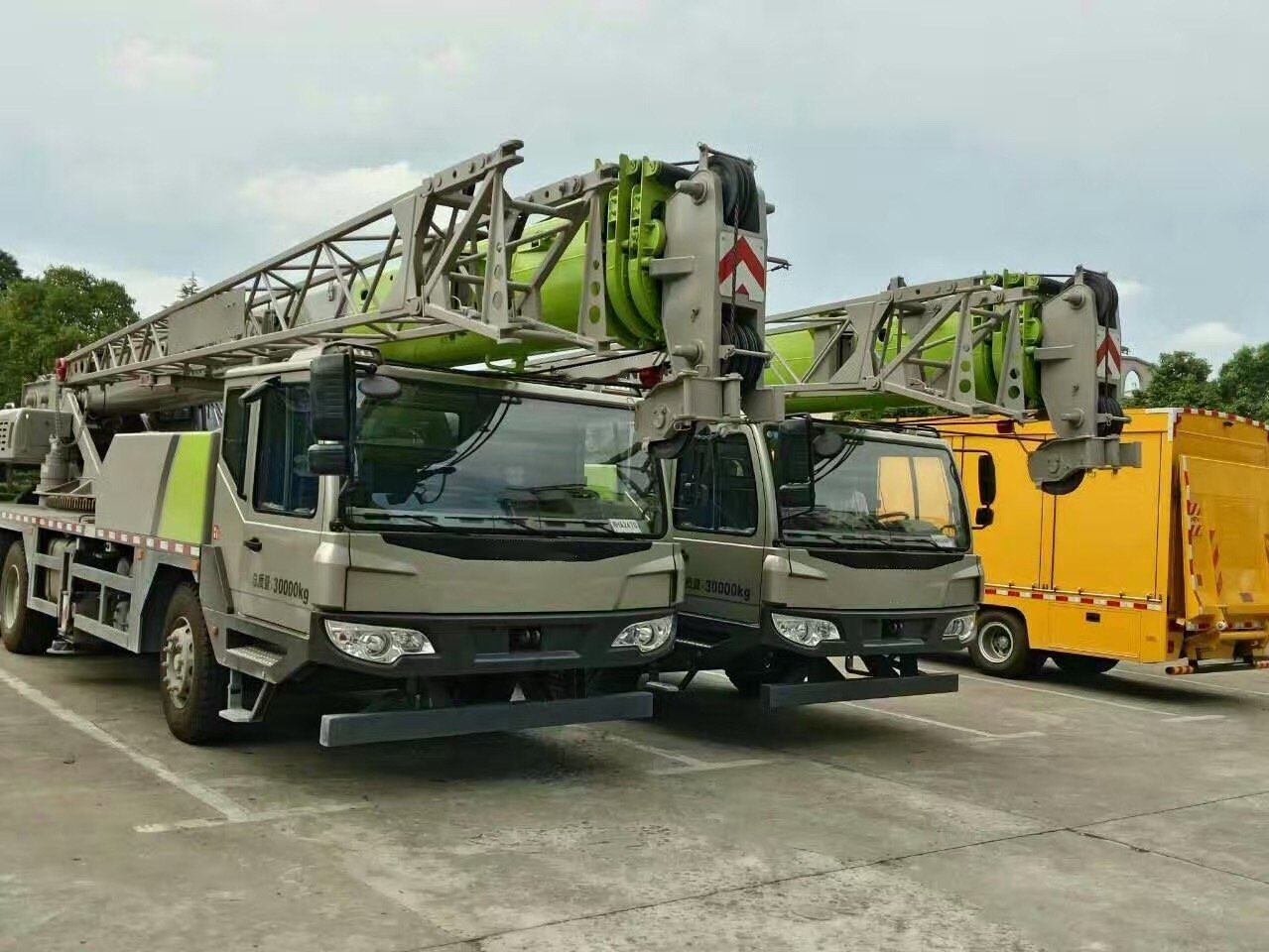 China 
                고품질 20톤 유압 트럭 크레인 Ztc200V451 재고 보유
             supplier