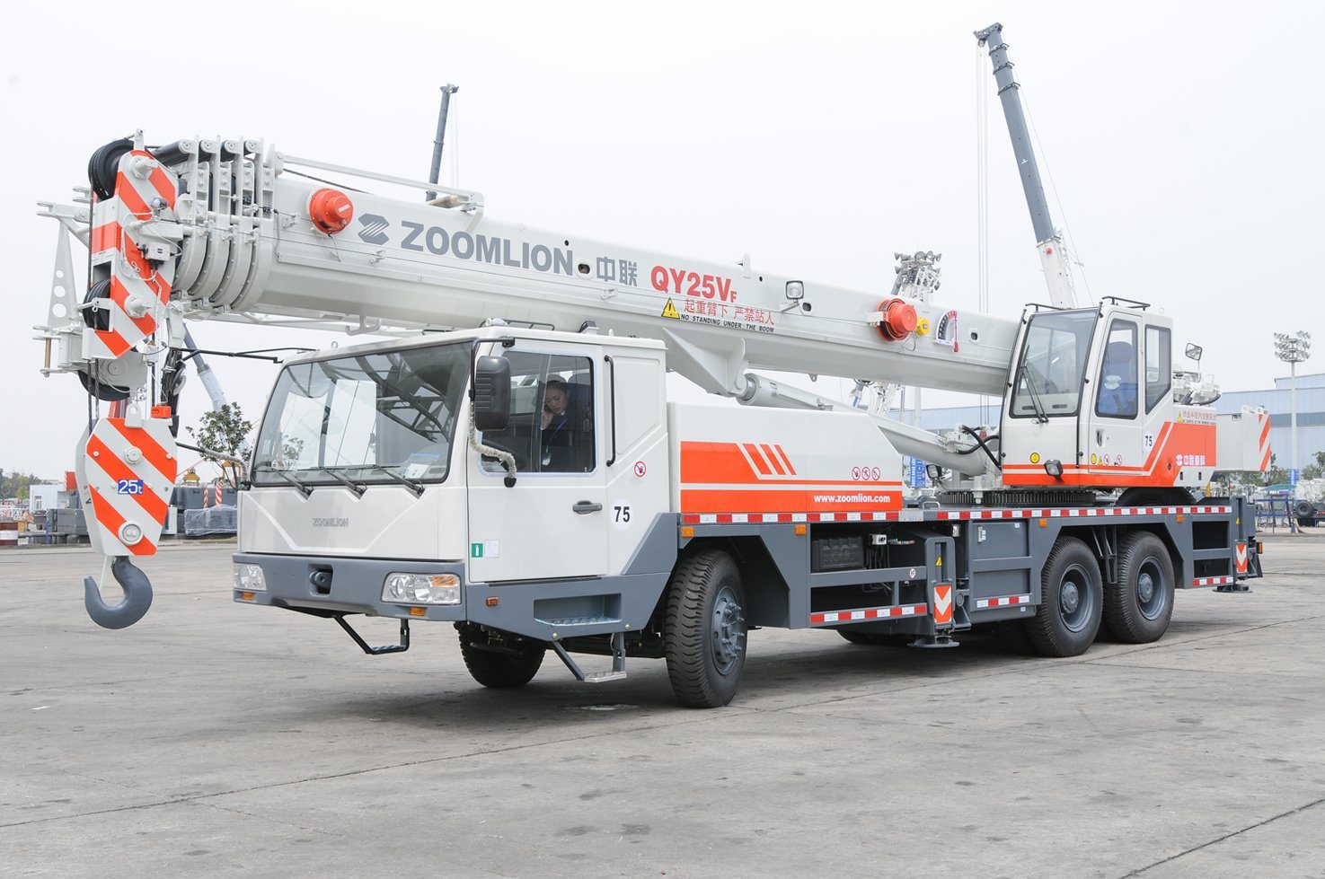 China 
                高品質で人気の機械類動物用動物 25 トン移動式トラッククレーン Qy25V552 販売用
             supplier