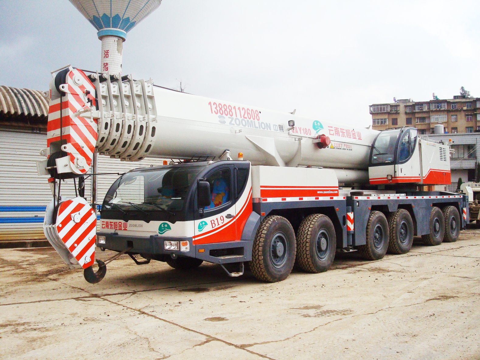 Hot Selling Zoomlion 30 Tons All Terrain Crane Zrt300 with High Performance