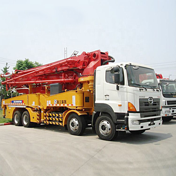 
                Fonctionnaire Schwing 48m de la pompe à béton mobiles Hb48K de la pompe à béton montés sur camion
            