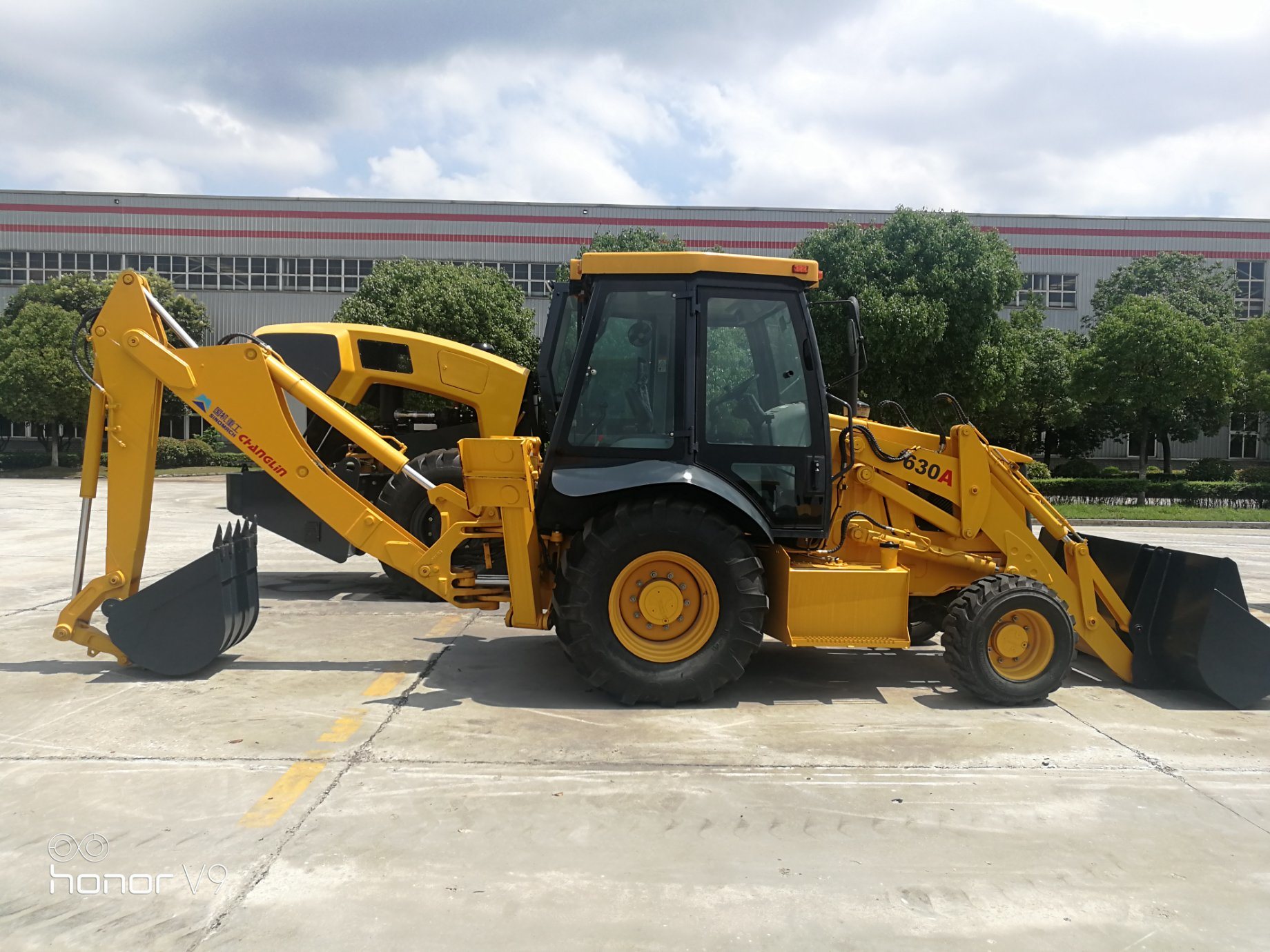 
                Sinomach Changlin 7.6ton Backhoe Loader 630A with 1m3 and 0.3m3 Capacity
            