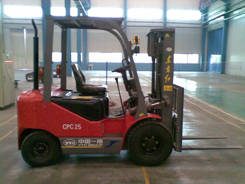 Yto 3 Ton Electric Battery Forklift (CPD30)