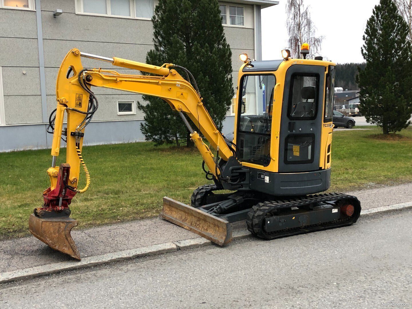 Yuchai Yc135-8 13ton 14.7 Kw Heavy Hydraulic Excavator