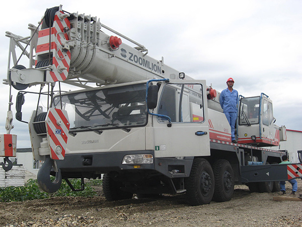 Zoomlion 30t Rough Terrain Crane Zrt300 with Competitive Price