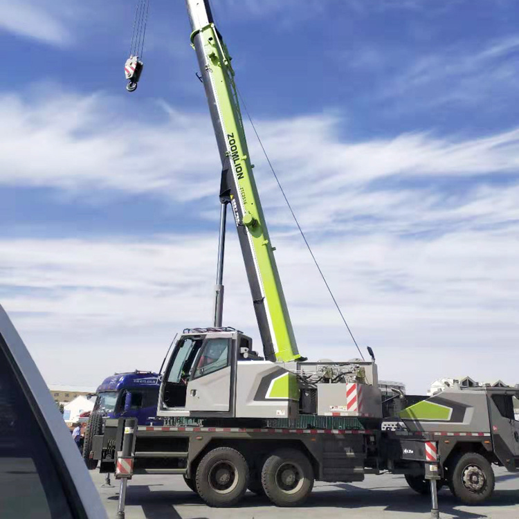 
                Zoomlion Petite Grue mobile Ztc 25tonne250e552 de la vente en Mongolie
            