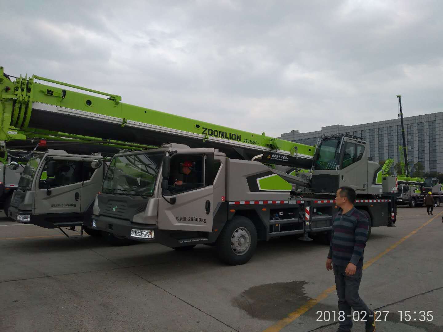 
                Les machines de levage de 25 tonnes forme en U 43m Hauteur de levage de rampe Zoomlion Camion grue Ztc251V451
            