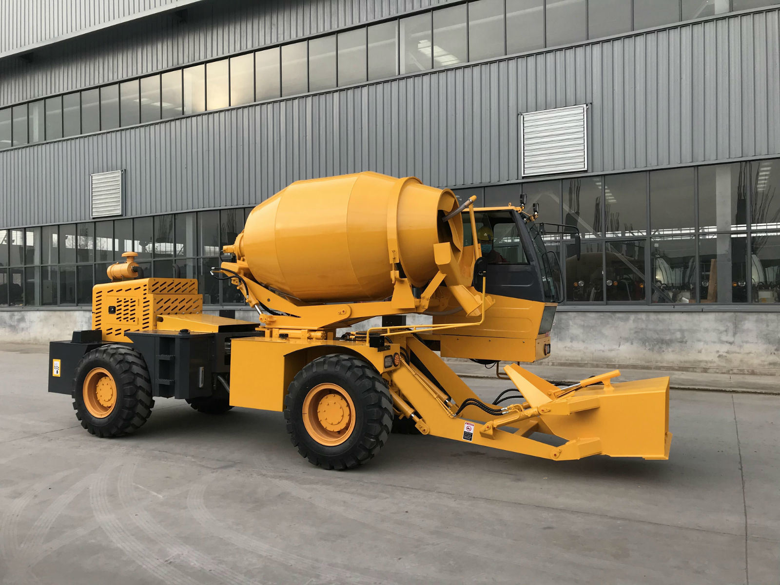 2m3 High Quality Self Loading Concrete Mixer Hy200