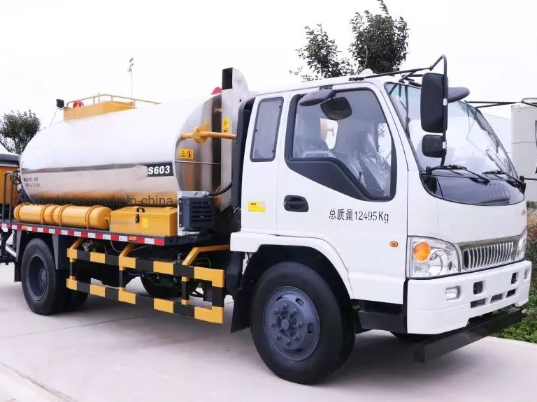 Asphalt Distributor Truck 8000L with Manual 10 Speed Forward