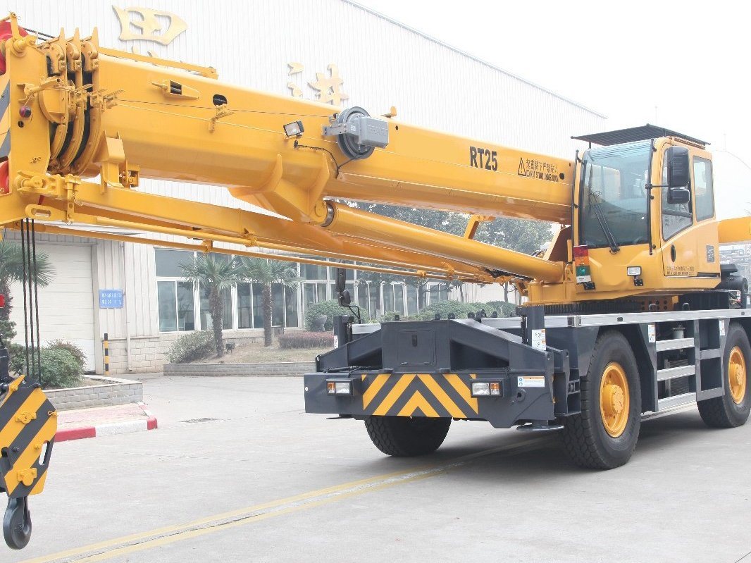 
                China 25 Ton Terreno Irregular Crane Rt25 em stock
            