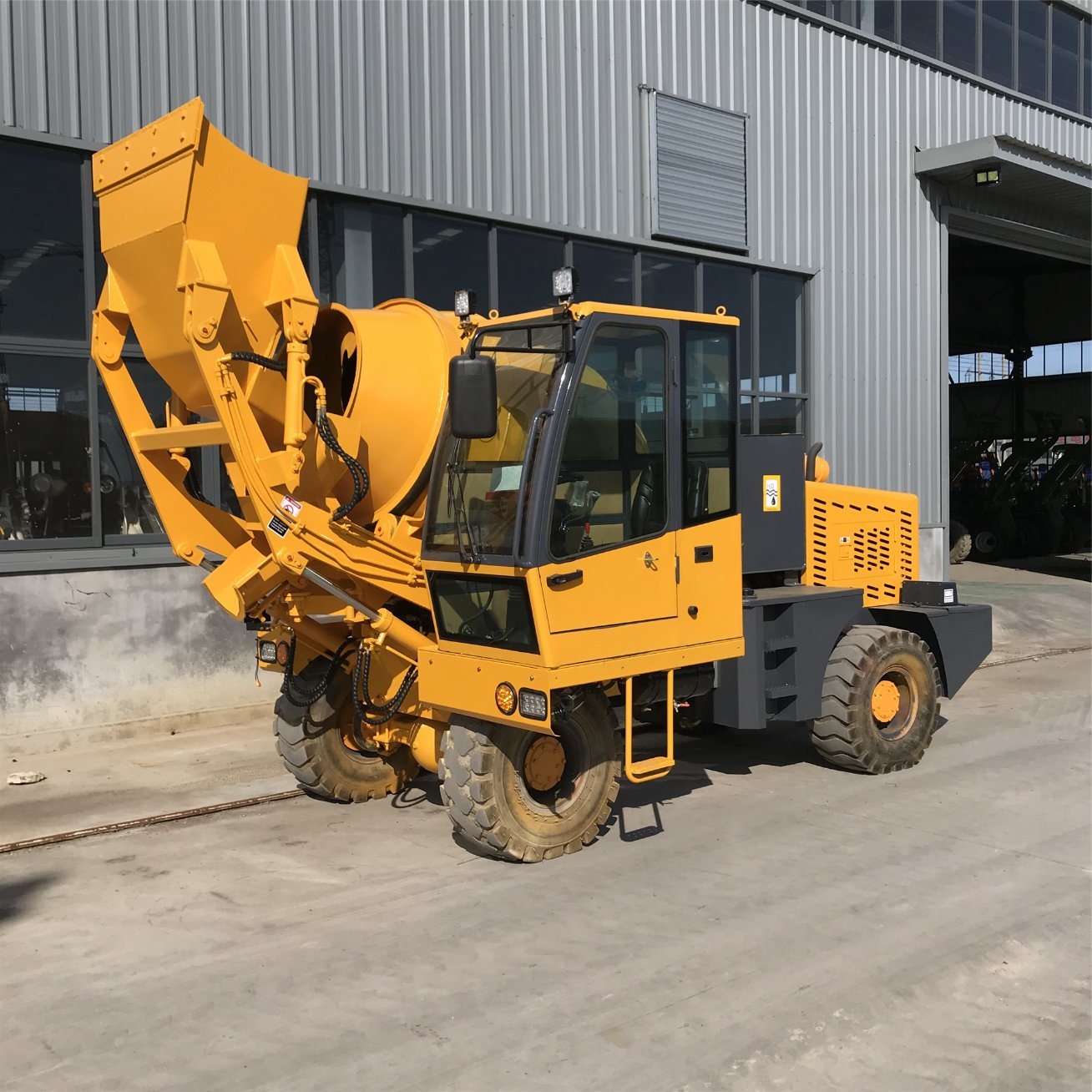 
                China Hot Sale 2m3 nieuwe Zelfloading betonmixer Hy220
            