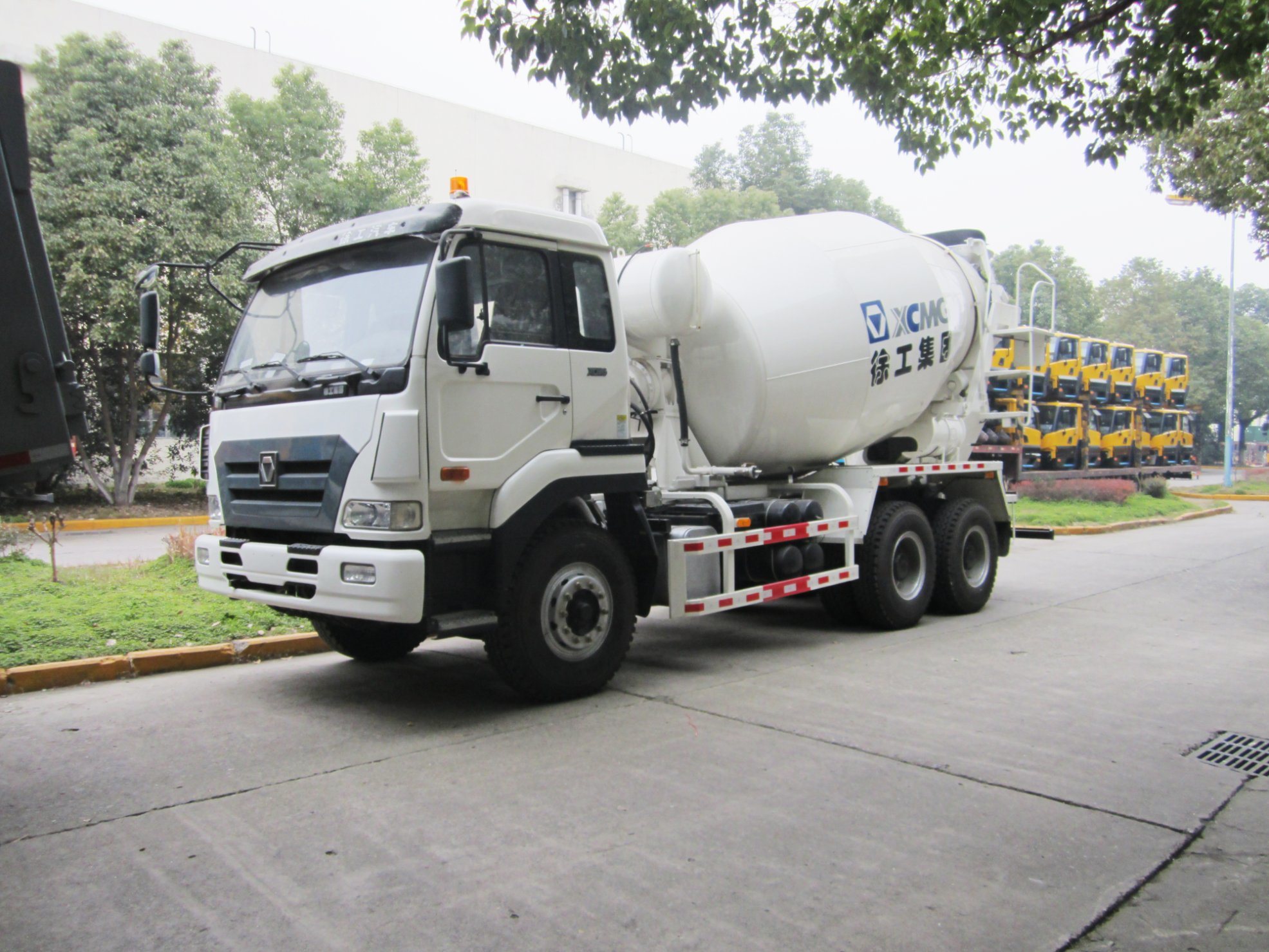China Loading Beiben Concrete Mixer Truck Mini 8m3 Capacity Left Right Hand