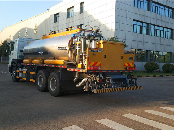 Controll Individually 4X2 8000L Asphalt Distributor Truck