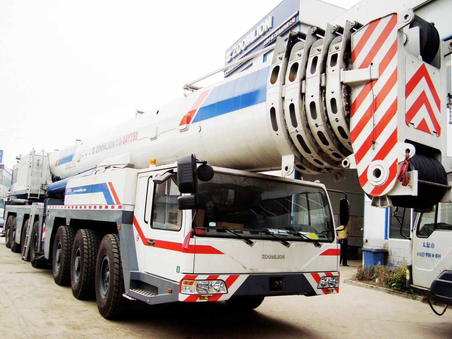 Discounted Zoomlion Zat2000V753 200tons Mobile Crane