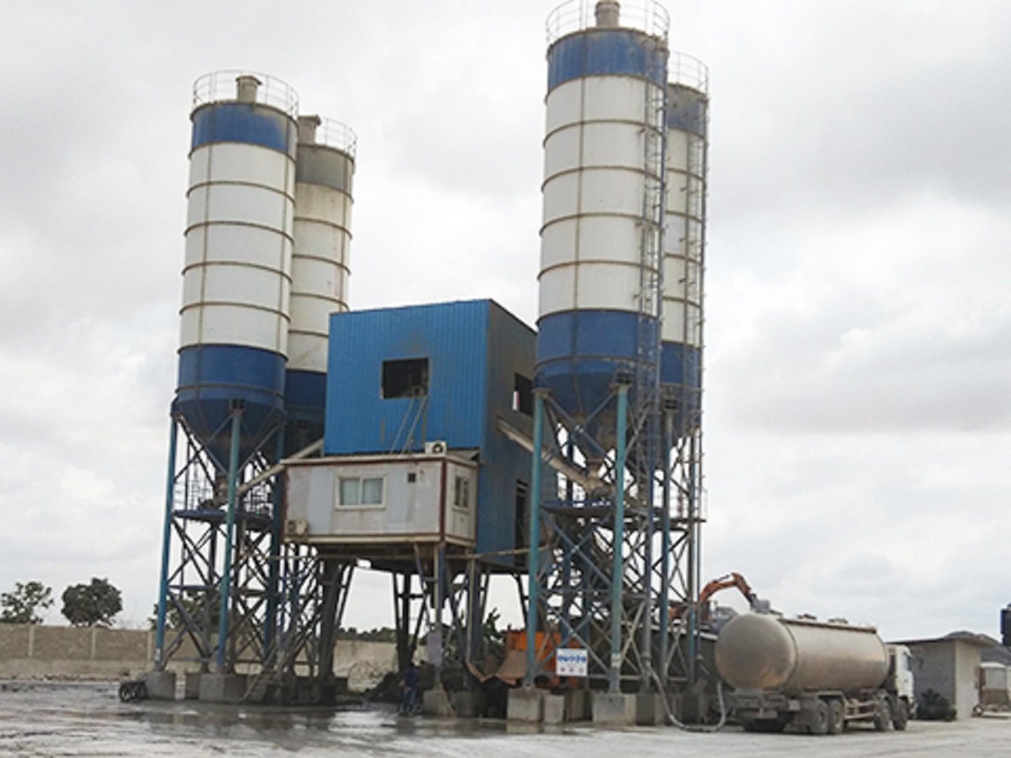 Hot Sale Hzs240 Brand New Concrete Mixing Plant