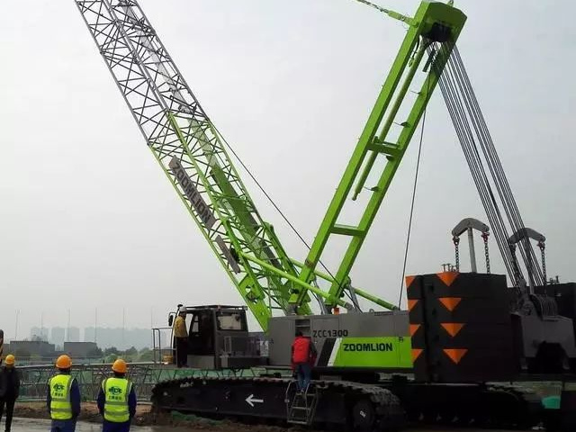 Hydraulic Crawler Crane with Strong Lifting Capacity Lifting Height 73m