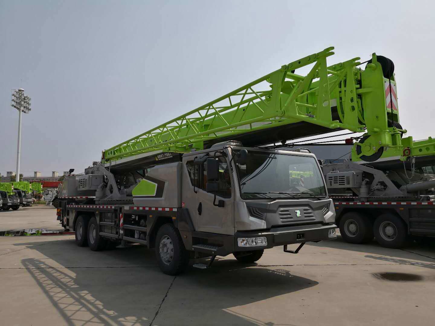 Low Price Zoomlion Truck Crane Qy25V552 in Stock