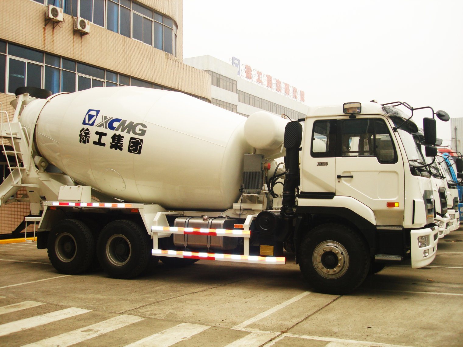 
                Venta de uso oficial de la construcción de concreto Camión hormigonera 8 metros cúbicos de capacidad en Stock Yzh5250gjbhw
            