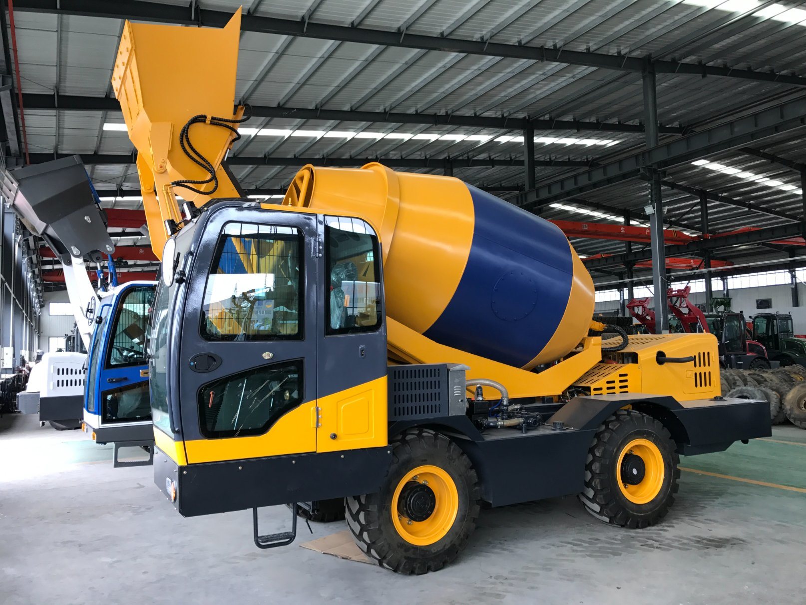 Self Propelled Loading and Unloading 4cbm Concrete Mixer Truck