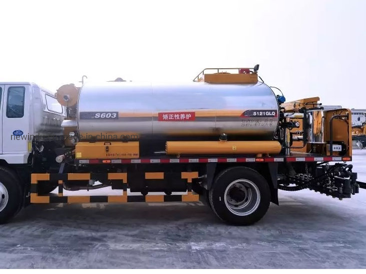 Simple Operation Control System 6000L Asphalt Distributor Truck