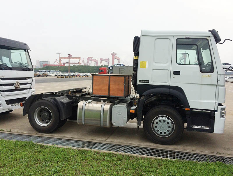 Sinotruk HOWO 4X2 336HP Tractor Truck with Low Price