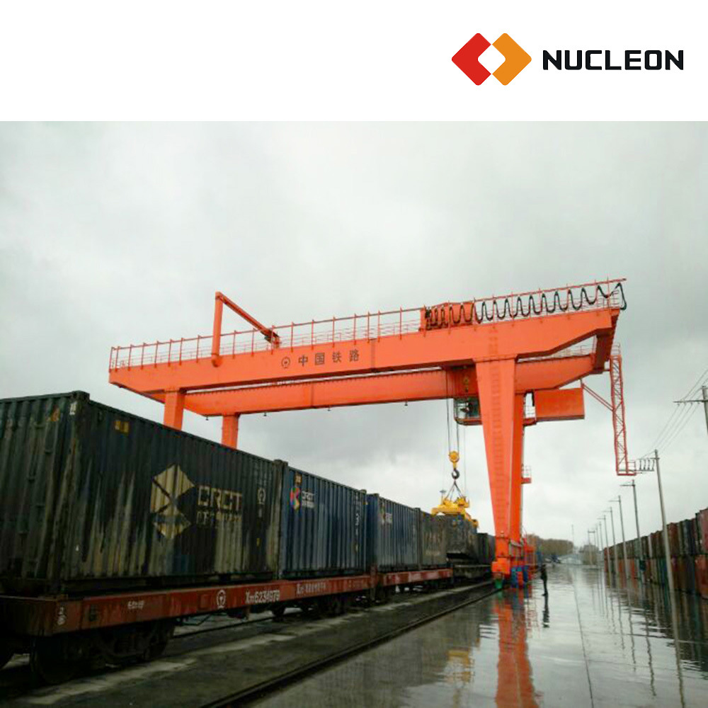 
                Container Yard 40 Ton Rail Mounted Double Beam Open Winch Gantry Crane with Traverse Spreader Beam
            
