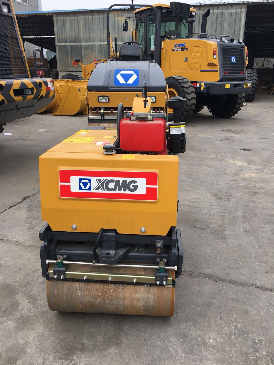 
                Compattatore piccolo Xmr083 Mini Road Roller da 800 kg
            