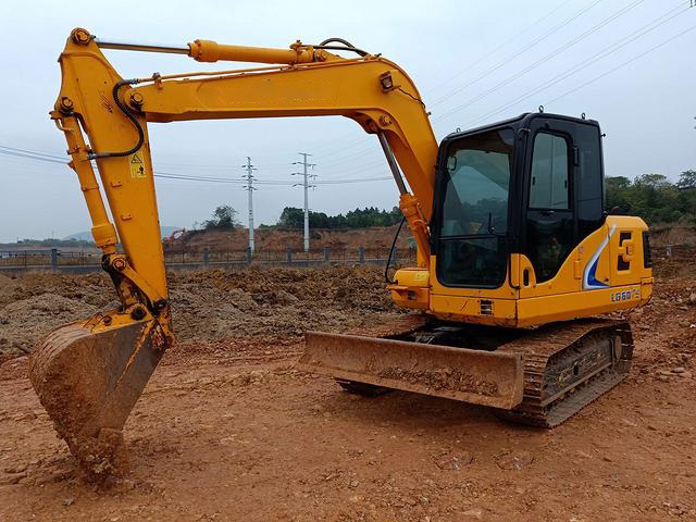 China 0.33m3 Digger Cdm6060W Small Mini New Excavator