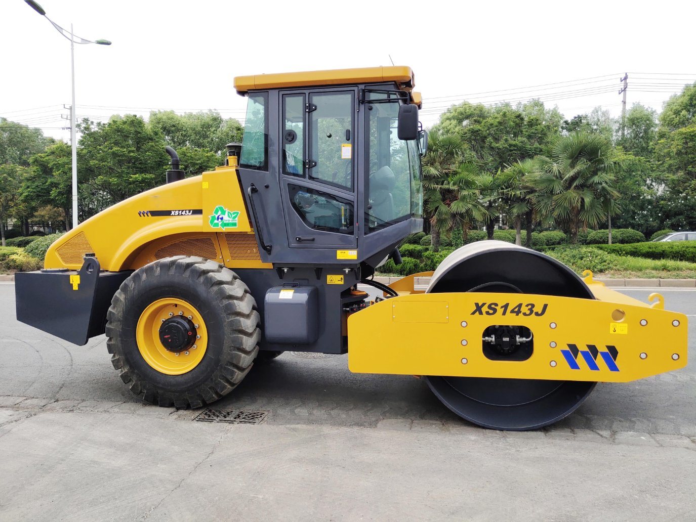 China 16 Ton Xs163j Road Roller Compactor with Cummins Engine