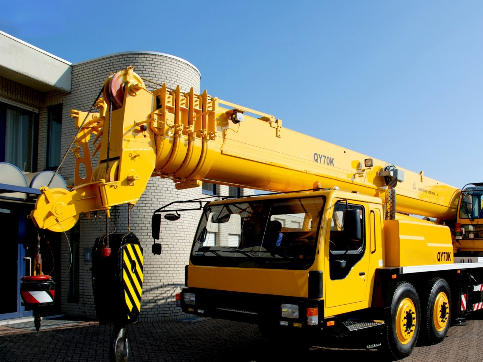 China 
                China 70ton New Mobile Crane 5-Booms Qy70kh 60m Lifting Cranes in Philippines
             supplier