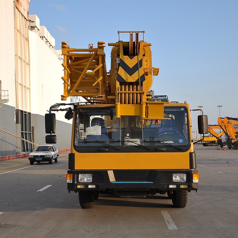 China Brand 25 Ton Mini Lifting Crane Stc250s with 5 Section Boom in Stock