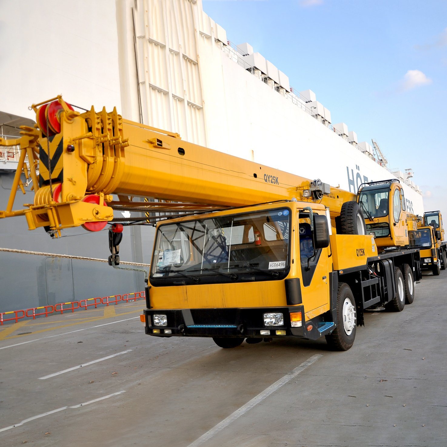 
                China Nueva grúa móvil de 25 ton Boom QY25K5d Camión grúa móvil en Uzbekistán
            