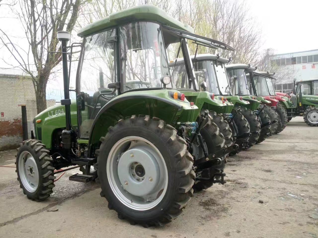 China Lutong 60HP 4WD Tractor Lt604 Farm Tractor with Cabin