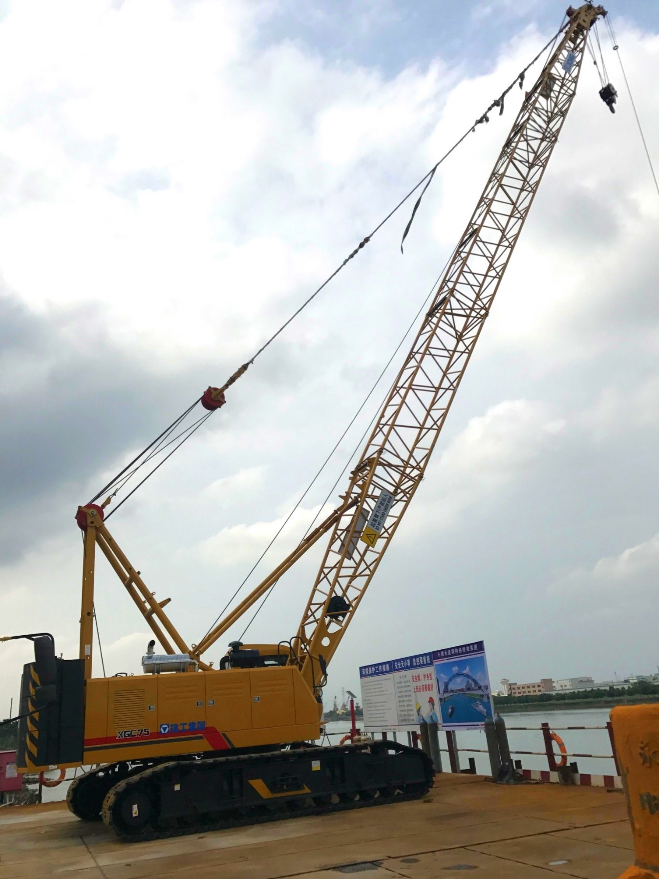 
                La Chine nouvelle 75tonne grue à chenille Xgc75 Lattice Boom Crane
            