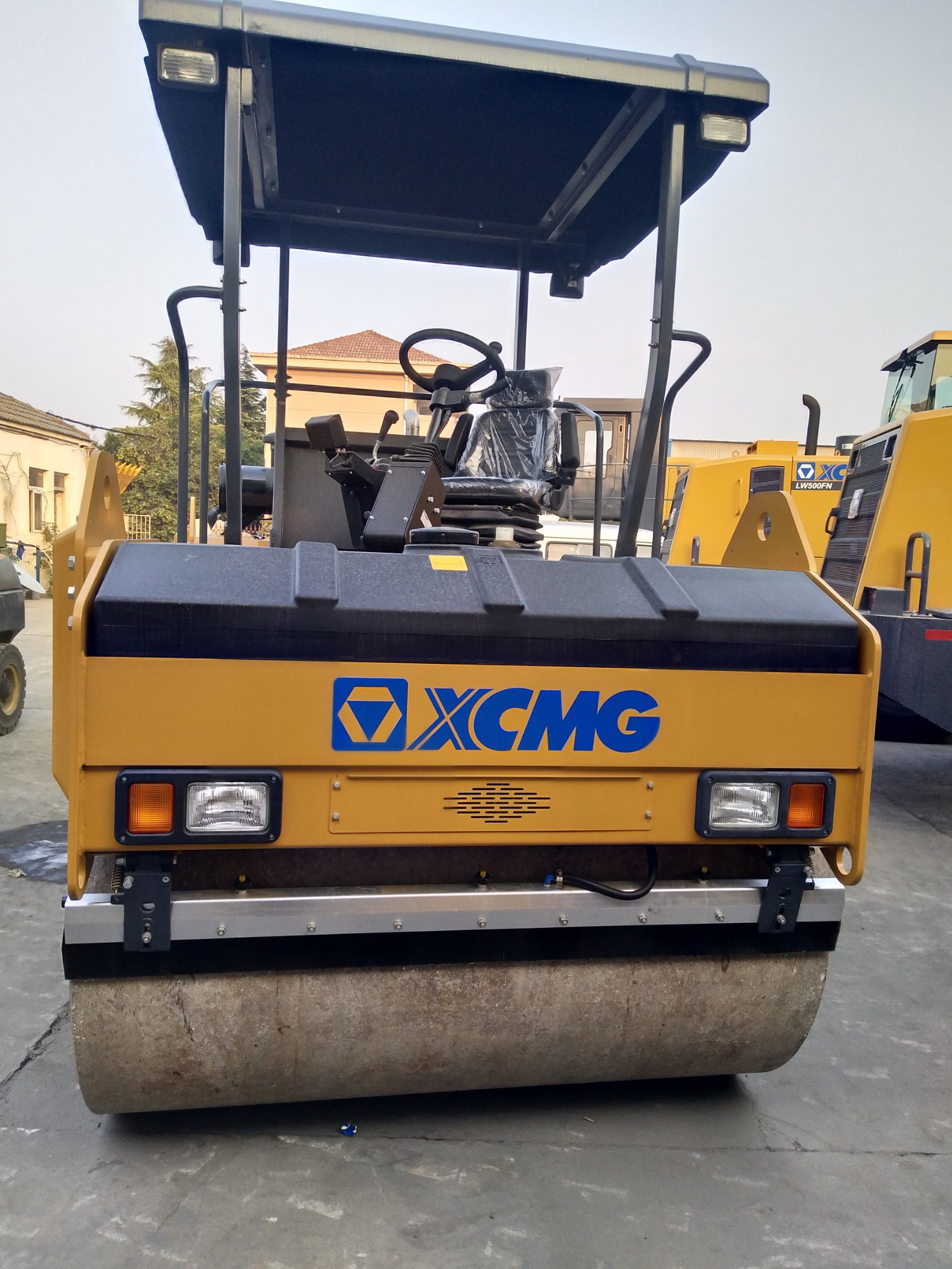China 
                China Xd82 8 Ton Double Drum Road Rollers Compactor Machine
             supplier