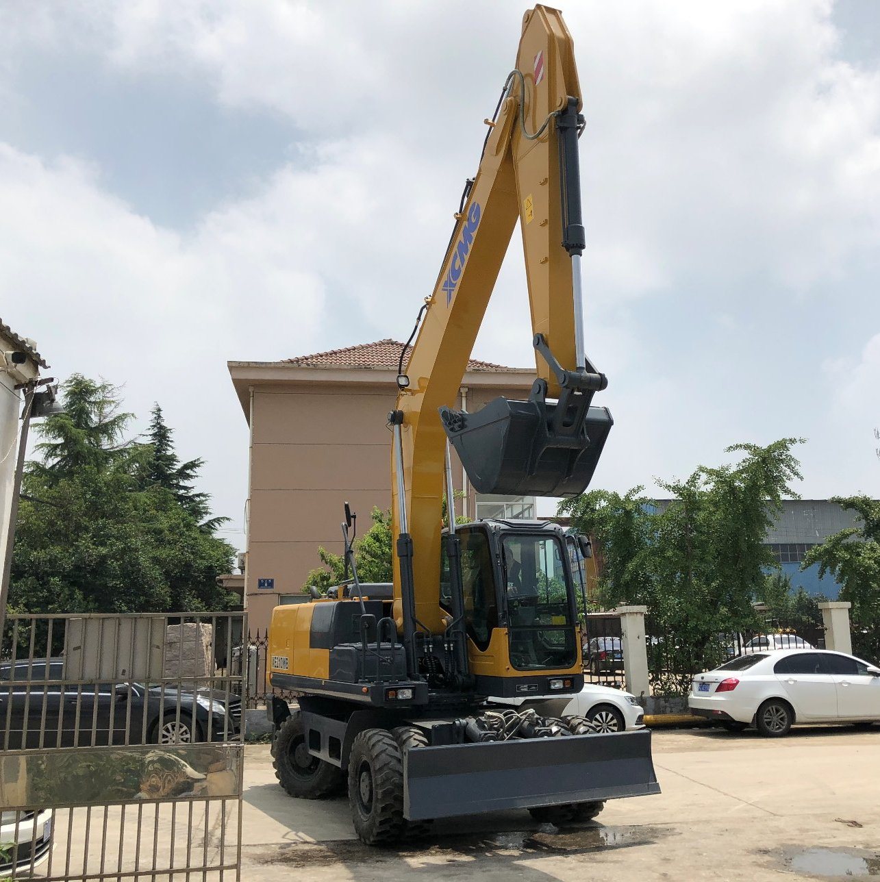 Chinese New Excavators 21 Ton Wheel Type Excavator Xe210W