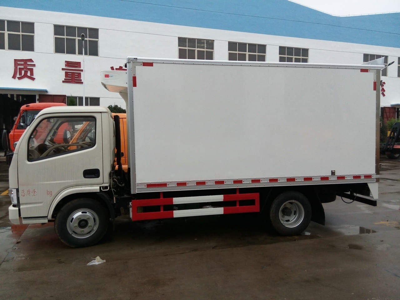 Dongfeng Chasis 4X2 5ton Refrigerator Freezer Truck