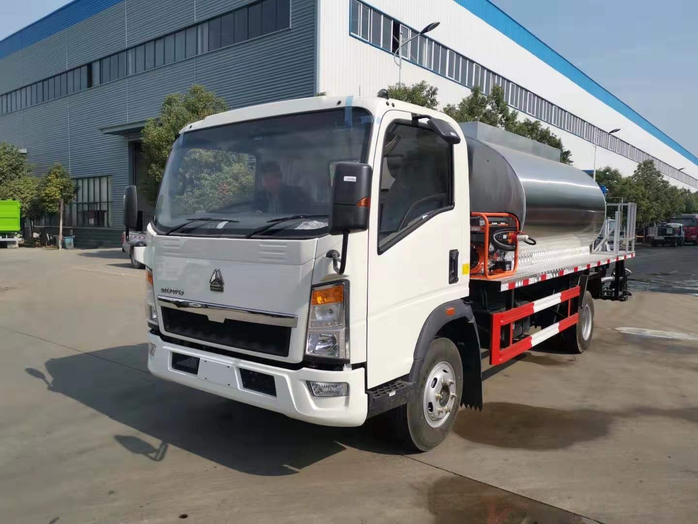 HOWO Rhd/LHD 6000L 4*2 Intelligent Small Asphalt Distributor Truck for Sale