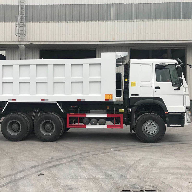 
                HOWO Sinotruk 6X4 10 Wheels 371HP 18m3
            