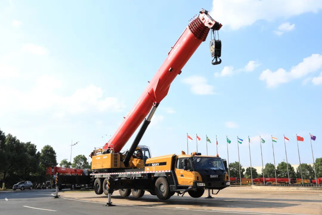 High Quality 200ton Truck Crane Sac2000c8 All Terrain Crane with 8 Section Boom