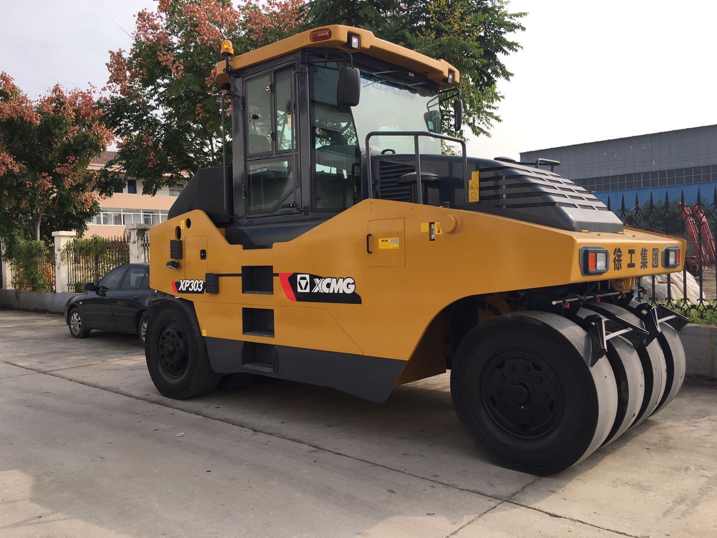 China 
                Venta caliente rodillo 30T XP303 cansado neumático Road Roller
             proveedor