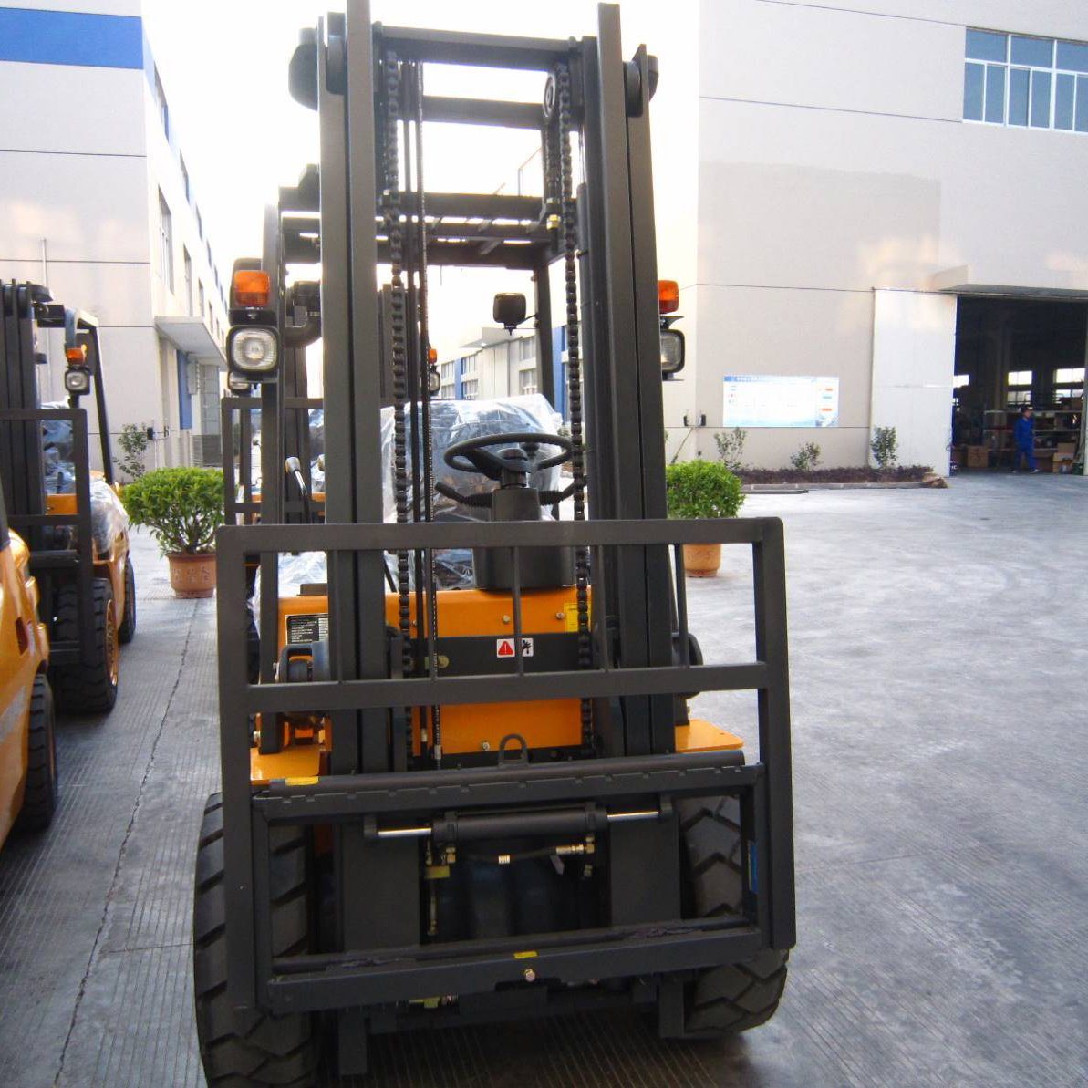 China 
                Huahe 3.5 Ton Mini Forklift Hh35 Working in Container
             supplier