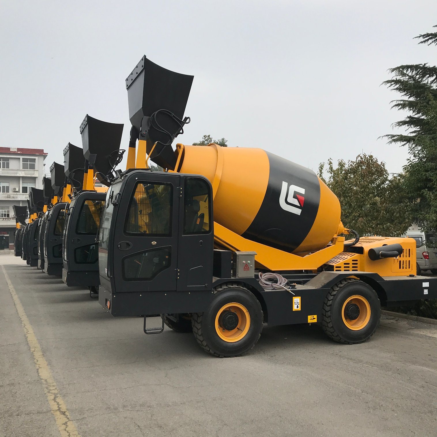 Liugong 4WD 4m3 Self Loading Concrete Mixer