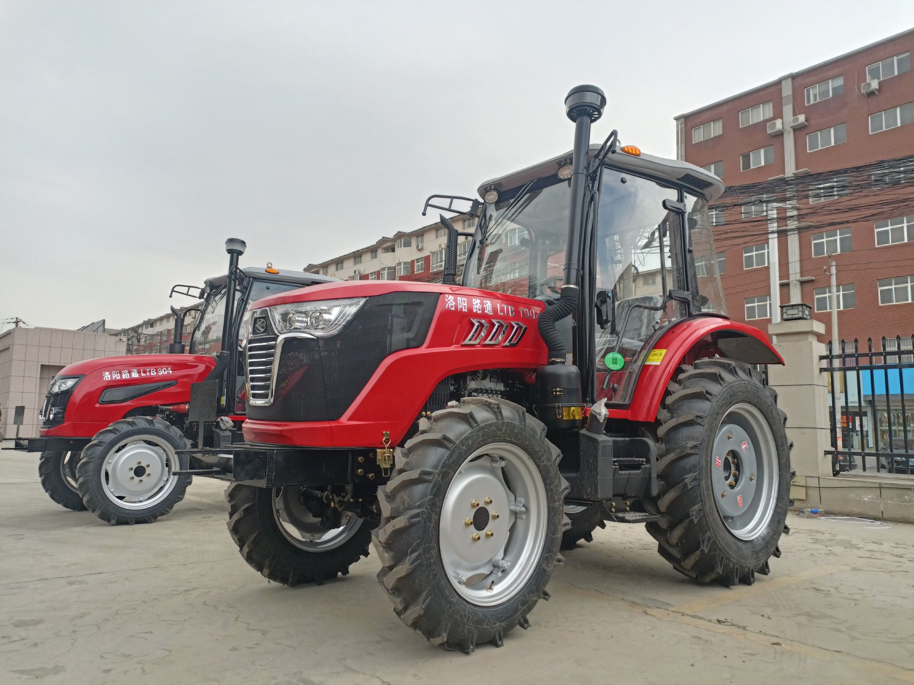Lutong 100HP Farm Tractor Lt1004 Walking Agricultural 4WD 90HP 100HP 120HP 140HP 160HP 200HP Tractor with Spare Parts